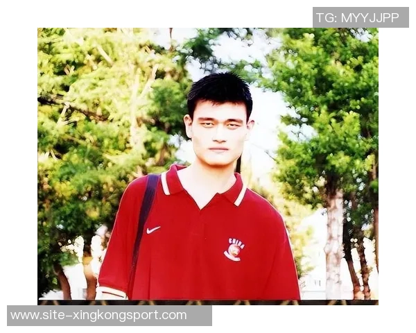 姚明谈篮球场内外的差异：透明竞技与复杂人生的对比分析