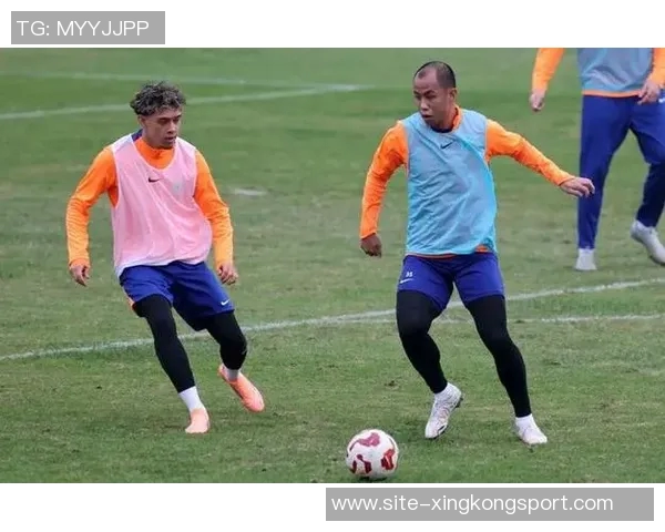 山东泰山队备战上海海港队赛前训练全景展现团队士气与战术准备