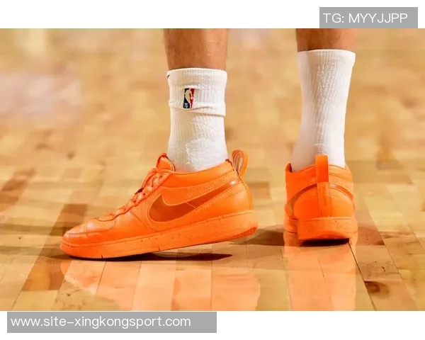 库里赛前训练穿上布克首款签名鞋Book1迎战太阳队展现默契配合